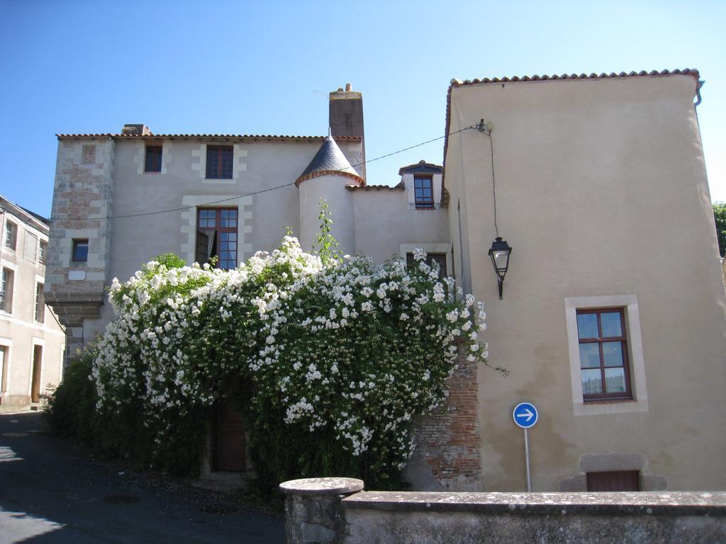 Le Logis Des Tourelles Bed & Breakfast Beaupréau Dış mekan fotoğraf